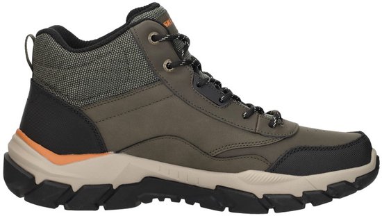 Botte de randonnée Skechers verte avec des accents noirs et orange. Fermeture à lacets et semelle en caoutchouc Goodyear.