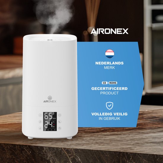 Witte Aironex luchtbevochtiger met een helder digitaal display en stoom. Naast de luchtbevochtiger staat een blauw label met 'Nederlands merk, Gecertificeerd product, Volledig veilig in gebruik'.