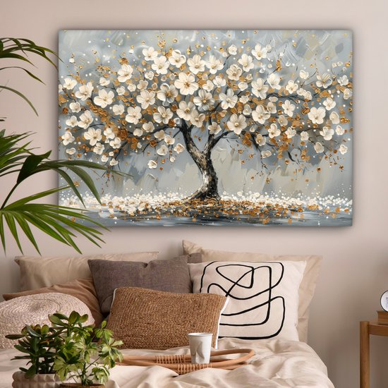 Schilderij van een boom met witte en gouden bloesems tegen een grijze achtergrond, met bloesems op de grond.