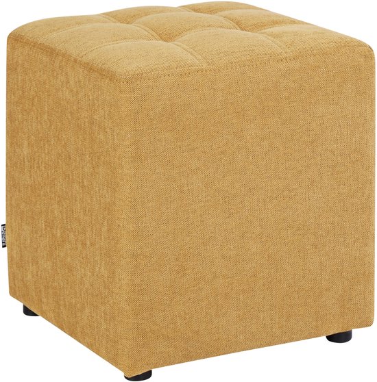 Pouf jaune avec assise capitonnée et base carrée, sur fond blanc. Étiquette noire sur le côté.