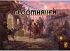 De Gloomhaven bordspeldoos toont een fantasia stadstoneel met drie figuren op de voorgrond: twee grote krijgers en een kleinere figuur in het midden.