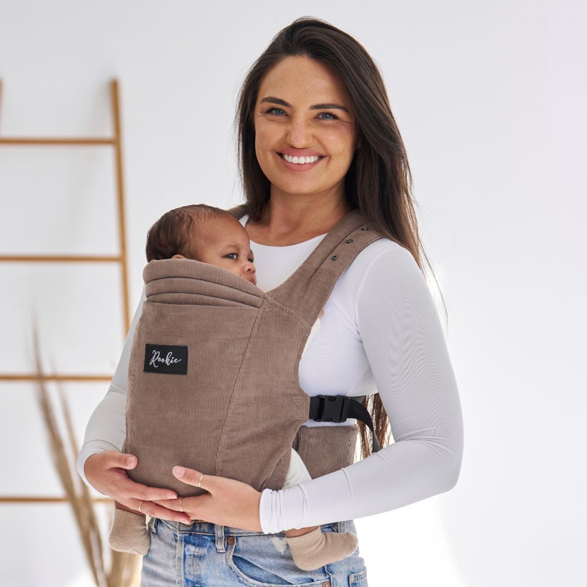 ROOKIE Baby Premium Elite draagzak - Design buikdrager en rugdrager - Comfortabel en ergonomisch baby spullen - Babydrager vanaf Geboorte - Ook voor Peuter - Biologisch katoen (Cord Mocha)