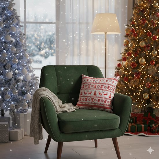 Groene fauteuil met een kussen met rood kerstmotief, in een kamer met twee kerstbomen.