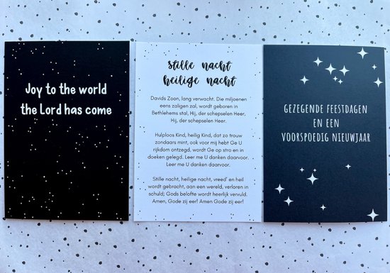 Drie kerstkaarten op een witte achtergrond met stippen en sterren. De linkerkaart heeft 'Joy to the world The Lord has come' in witte letters. De middelste kaart bevat de tekst 'stille nacht heilige nacht' en een gedicht. De rechterkaart heeft 'GEZEGEND FEESTDAGEN EN EEN VOORSPOEDIG NIEUWJAAR' in witte letters.