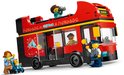 Rode LEGO dubbeldekker bus met 'City Tour' opdruk, gele accenten en minifiguren.