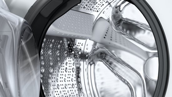 Detailopname van de binnenzijde van de trommel van een Bosch wasmachine, met waterdruppels.
