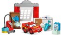 LEGO Duplo Cars set: rode Lightning McQueen, doktersgarage met 'Doctor Hudson', pompstation, gereedschap en spuit.