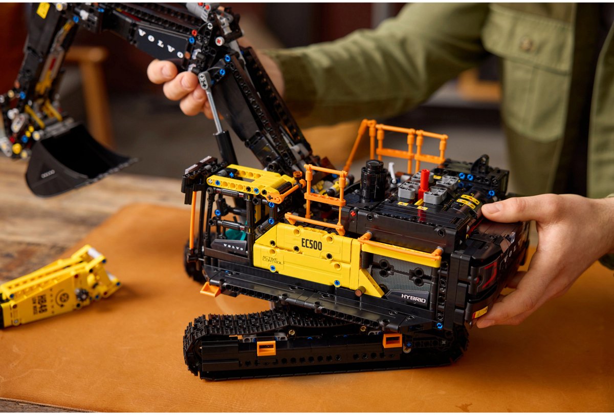 LEGO® Technic Volvo EC500 Hybrid Graafmachine - 42215 — afbeelding 17