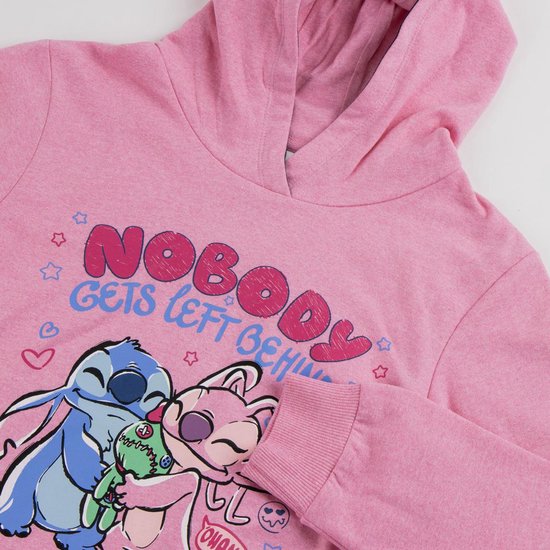 Detail van roze capuchontrui met Stitch en Angel, tekst 'Nobody Gets Left Behind' en 'Ohana'.
