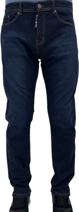 Donkerblauwe spijkerbroek met regular-fit pasvorm, gedragen door een man, van voren gezien.