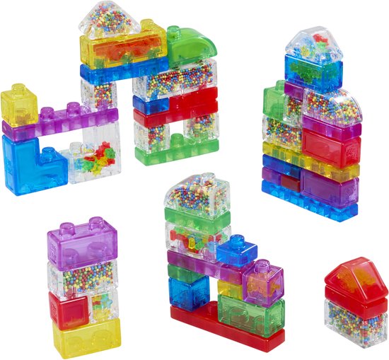 Transparante, gekleurde bouwblokken gevuld met kleine, kleurrijke balletjes. Verschillende constructies op de foto.