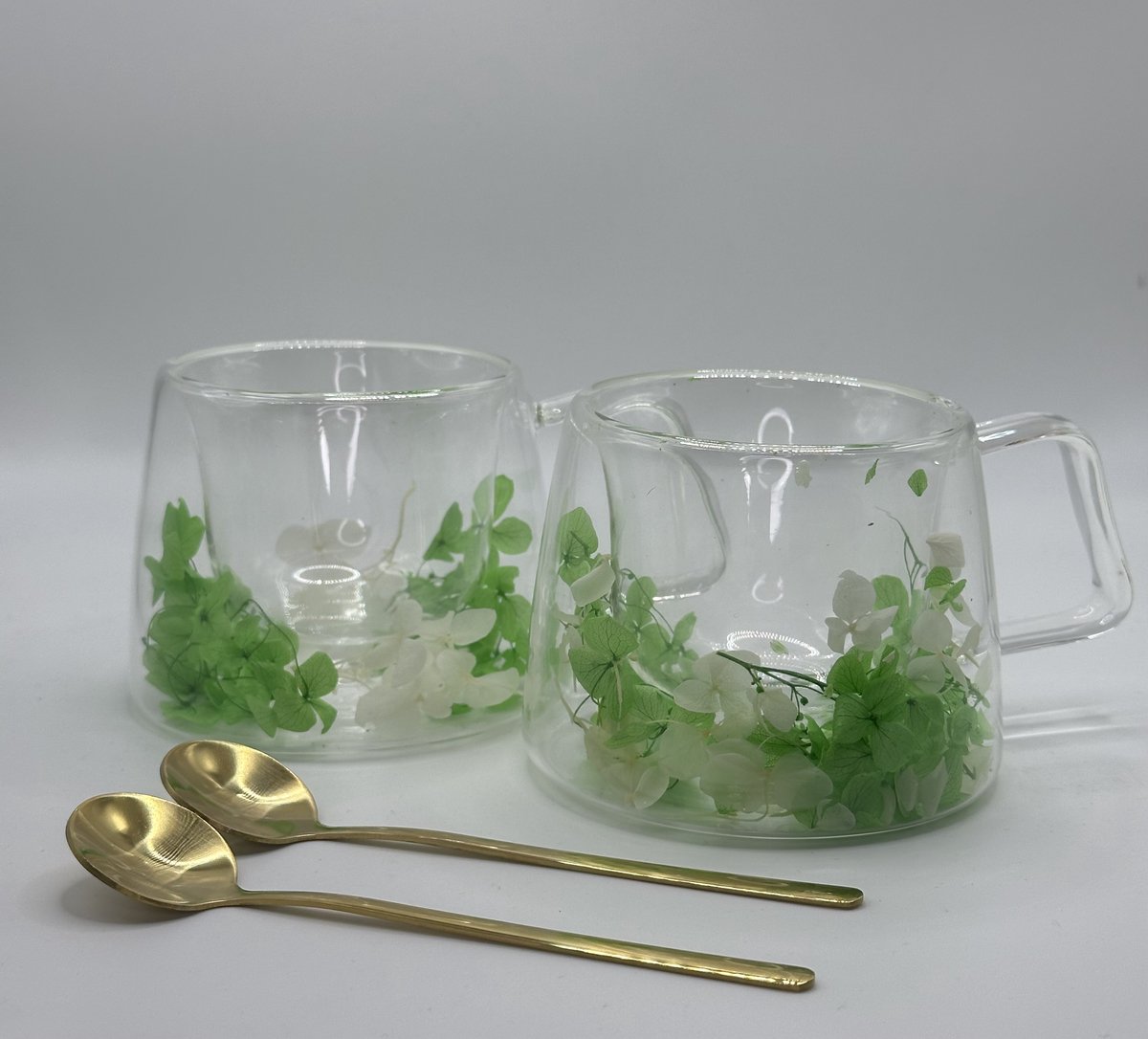 2 Unieke handgemaakte dubbelwand Koffie en Theeglazen met gedroogde bloemen - Inclusief 2 x Lepels - 160 ml - Latte Macchiato Glazen - Cappuccino Glazen - Koffieglazen