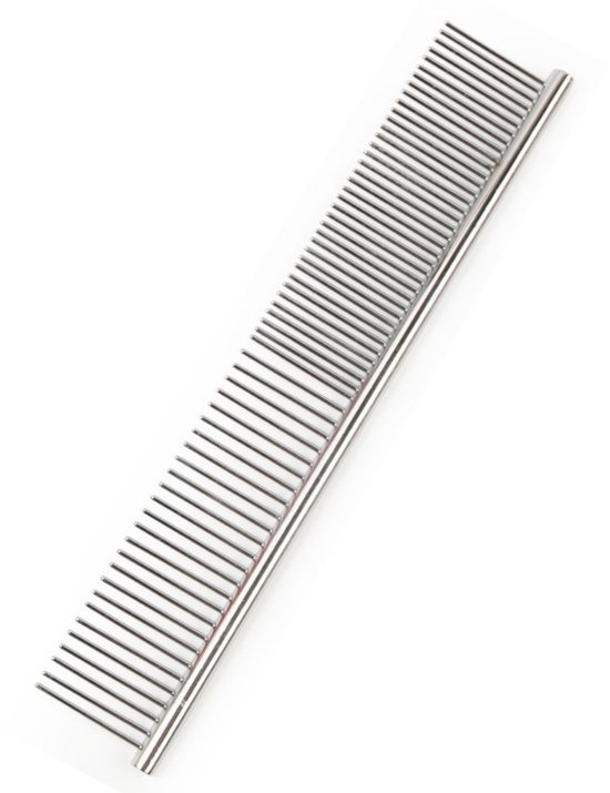 Un peigne en métal sur fond blanc.