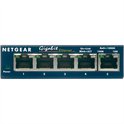 Vooraanzicht van een Netgear 5-poorts gigabit switch met 5 Ethernet-poorten en een stroomindicator.