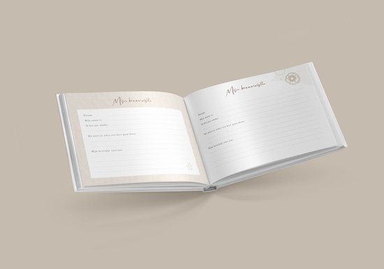 Een open kraamvisiteboek met een beige achtergrond en subtiele patronen. De rechterpagina bevat het formulier 'Mijn kraamvisite'.
