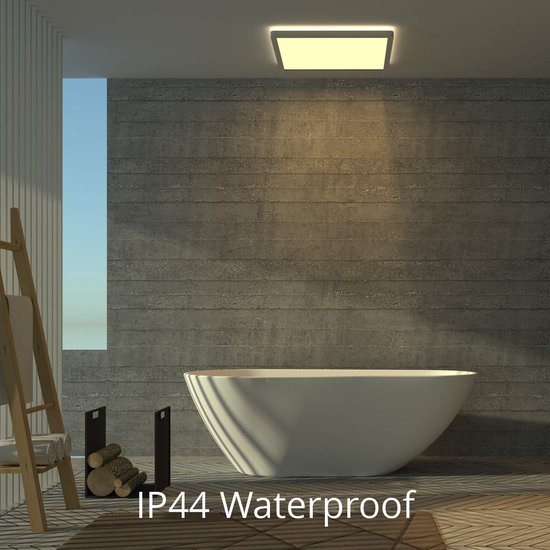 Een vierkante, dimbare plafondlamp met IP44-waterdichtheid boven een vrijstaand bad.