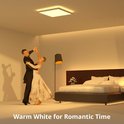 Een koppel danst onder een vierkante plafondlamp in een slaapkamer verlicht met warm wit licht.