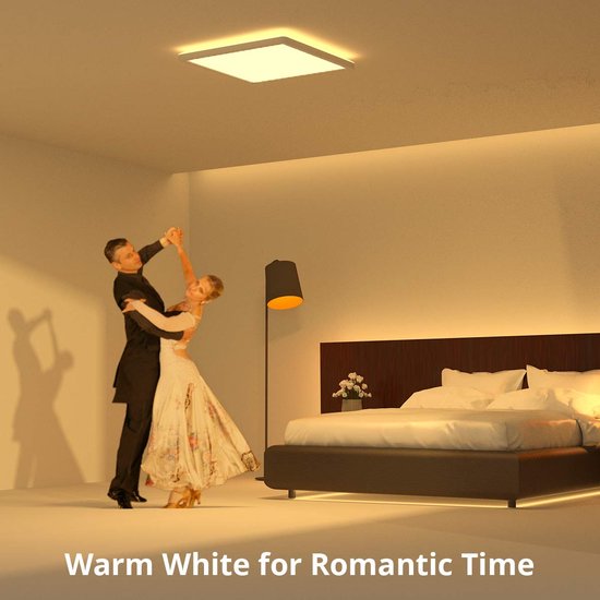 Een koppel danst onder een vierkante plafondlamp in een slaapkamer verlicht met warm wit licht.