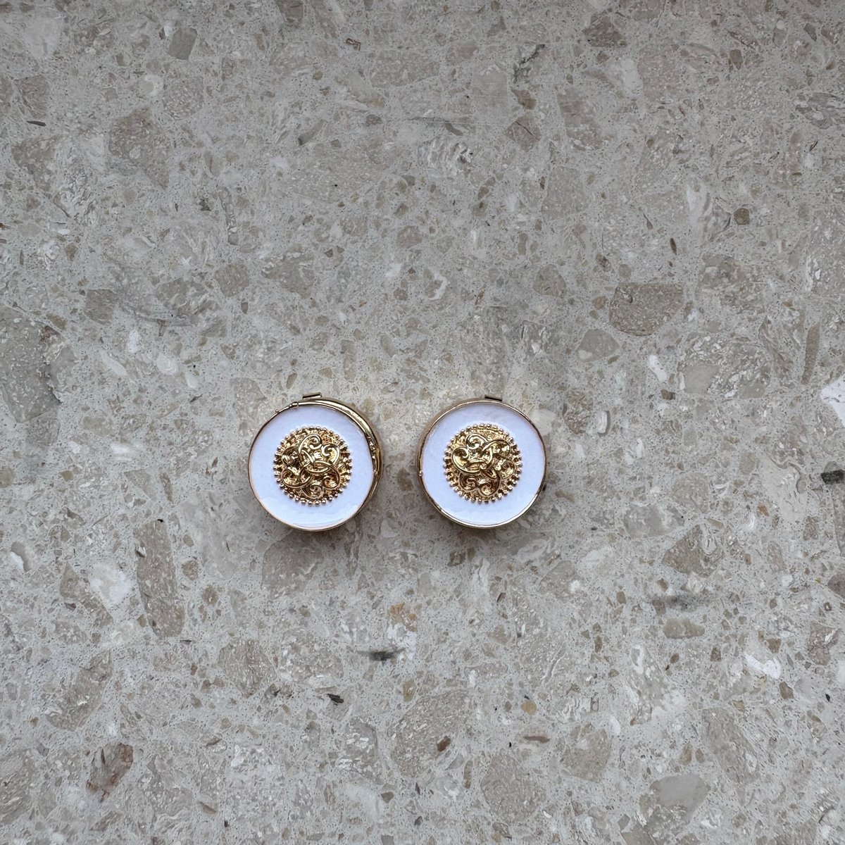 Lauré - Button Cover Wit- Goud - Set van 2 stuks - 16mm - Knoophoes voor blouse en kleding