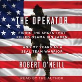 De tekst 'THE OPERATOR FIRING THE SHOTS THAT KILLED OSAMA BIN LADEN AND MY YEARS AS A SEAL TEAM WARRIOR ROBERT O'NEILL READ BY THE AUTHOR' staat over een Amerikaanse vlag met een soldaat.