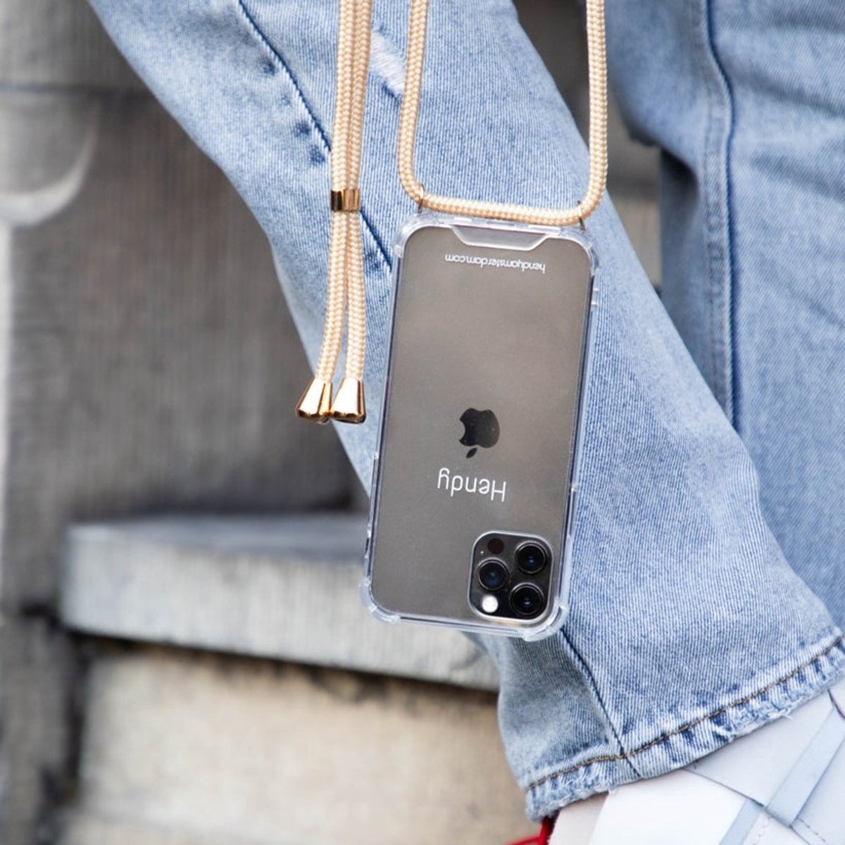 Hendy telefoonhoesje met koord - Classic - Gold - iPhone 15 Pro Max