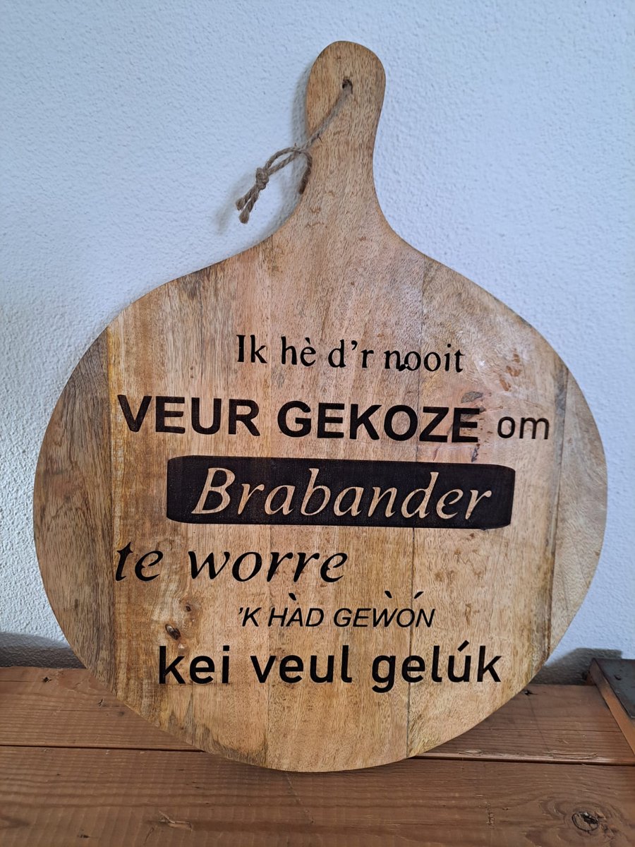 WoodR cadeau voor de gezellig brabander. Mangohouten Presenteerplank – Brabantse Tekst – 50x40 Cadeau Het perfecte cadeau voor iedere trotse Brabander." Met dit gezellige houten bord haal je een stukje Brabantse warmte in huis."