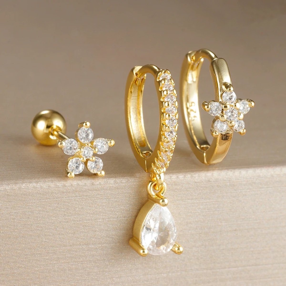 Bloem Oorbellen Set met Zirkonia Stenen- 925 Sterling Zilver - 18K Verguld Dames Oorbellen - Dames Sieraden - Wit