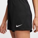 Detail van een zwarte Nike voetbalbroek met wit Nike logo.