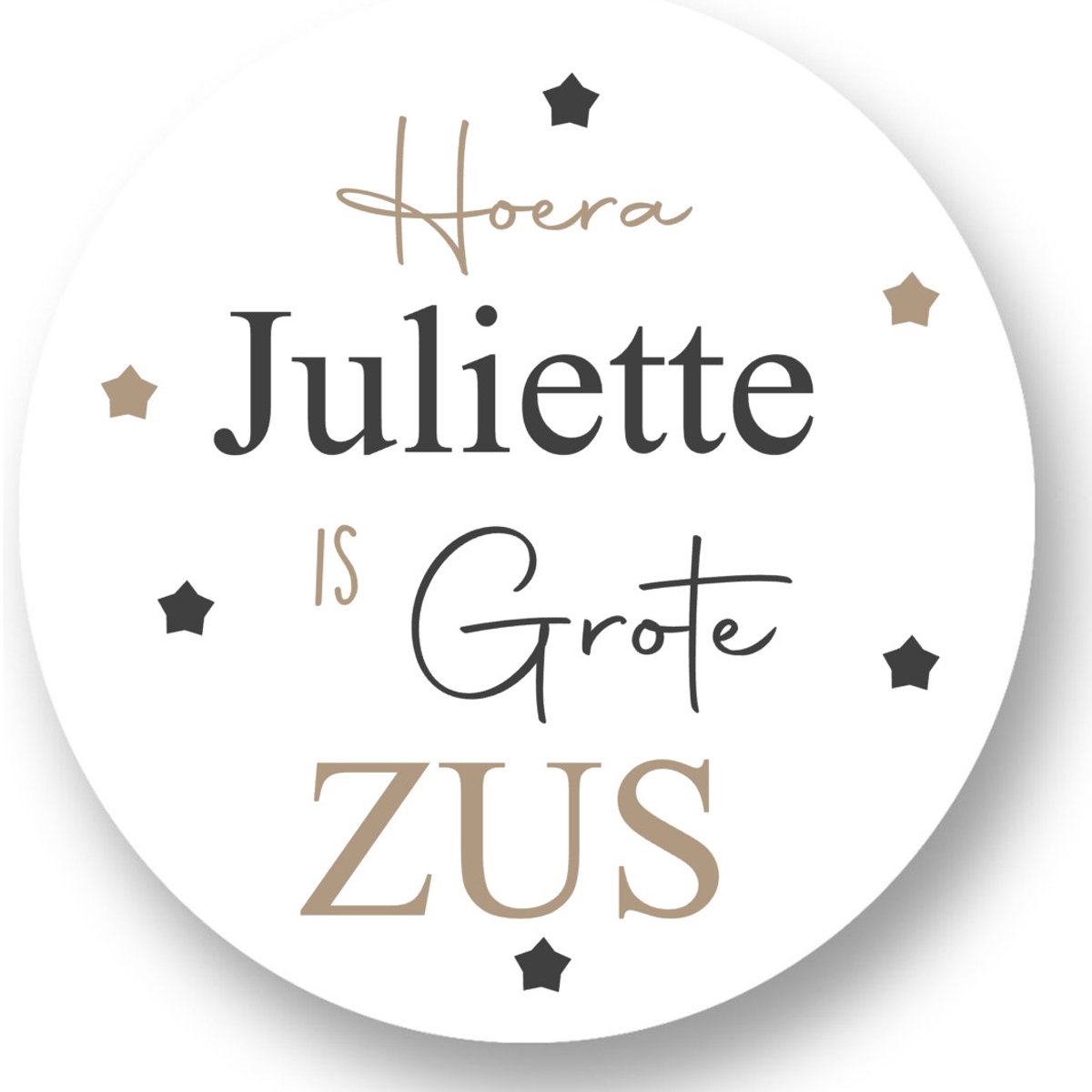 20x Sluitsticker Hoera `Naam` is grote Zus - Beige - 40 mm - Geboorte Sticker - Sluitzegel - Sticker Geboortekaart Meisje - Baby nieuws - Trakteren Broer Zus Basisschool Kinderdagverblijf - Glossy - Sluitzegel - Wensetiket - RoNa Design