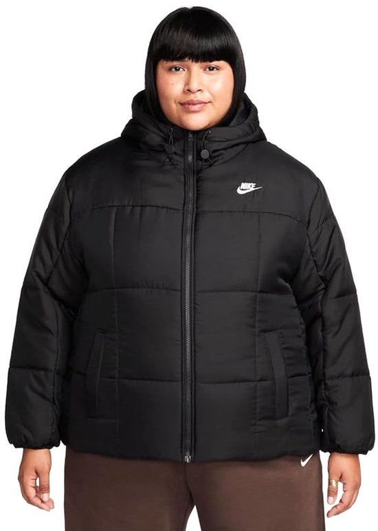 Model met een zwarte Nike Essential Therma-FIT Puffer Jacket (Plus Size) met capuchon.