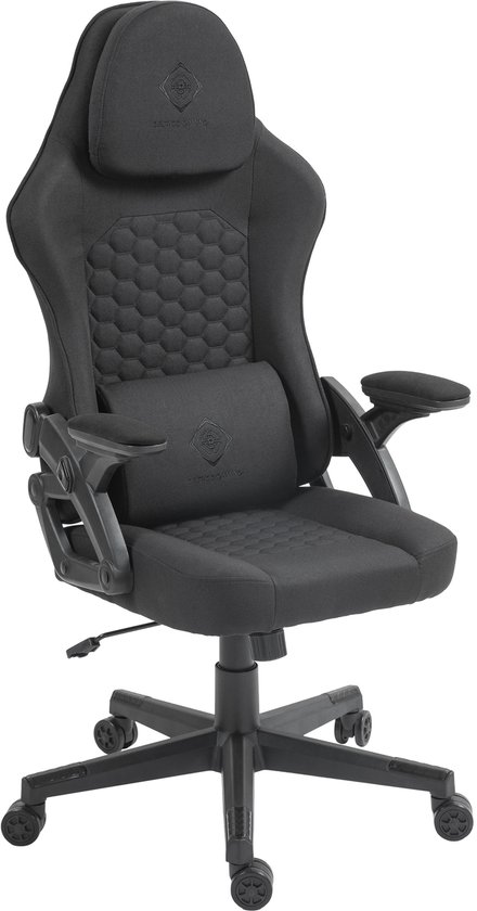 Zwarte gamingstoel met hexagonprint, nek- en lendekussen, en verstelbare armleuningen.