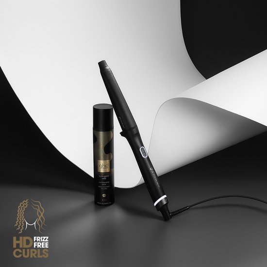 Zwarte ghd Chronos Curve conische krultang en een spuitbus met de tekst 'curls gone wild' op een zwarte en witte achtergrond. Tekst 'HD Frizz Free Curls'.