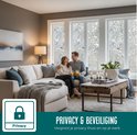 Koppel op bank in woonkamer, met raamfolie met bloemenpatroon. Privacy & Beveiliging.