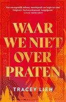 Boekcover 'Waar we niet over praten' door Tracey Lien, met rode achtergrond, gouden tekst en vlammen aan de onderkant.