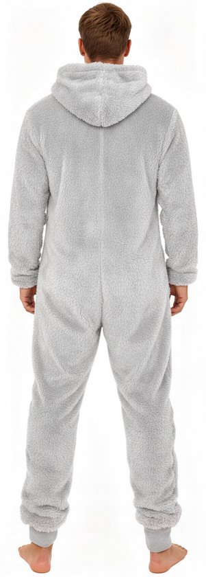 Achterkant van een lichtgrijze, pluizige onesie met capuchon, ritssluiting en elastische manchetten.