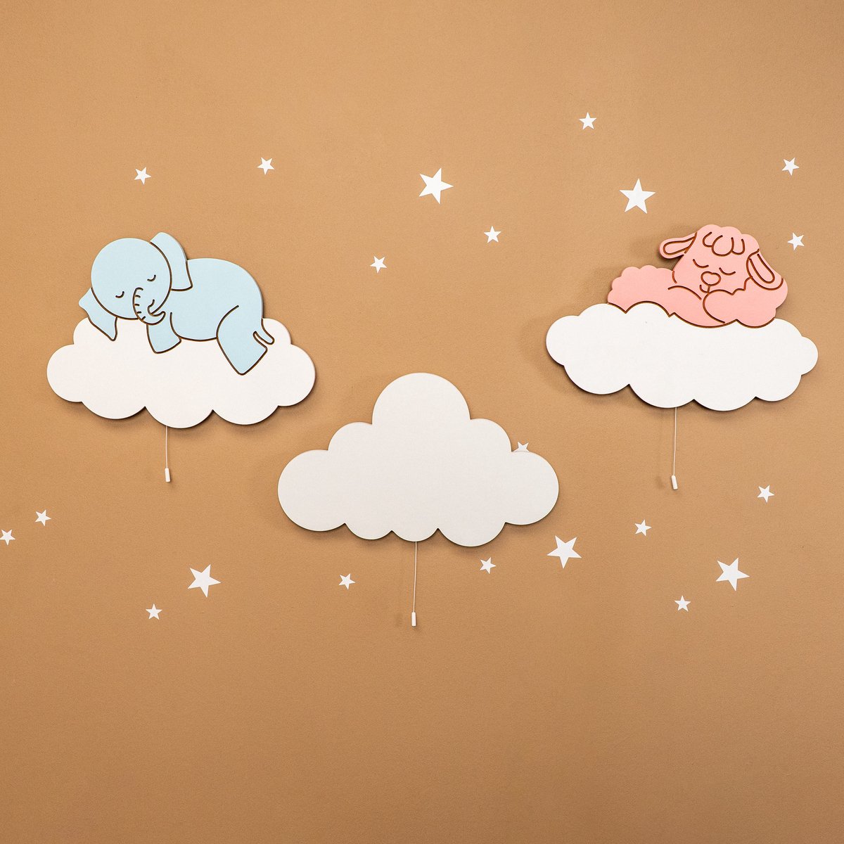 Cozy Collections Wandlamp Kinderkamer – Handgeschilderde MDF LED Nachtlamp – Veilig, Batterij-aangedreven & Decoratief – Olifant & Lam op Wolken Set
