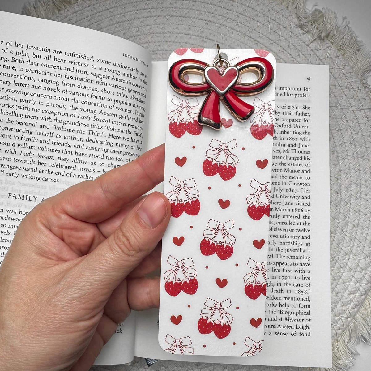 Nook and Note – Boekenlegger “Cherry Bow” – Rood met Hartvormige Strik – Handgemaakt