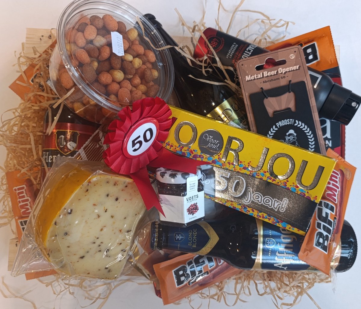 Abraham 50 Jaar Cadeaupakket – Bierpakket 0.0% met Snacks & Verzorging – Feestelijk Cadeau op Houten Pallet – Verjaardag Cadeau Man
