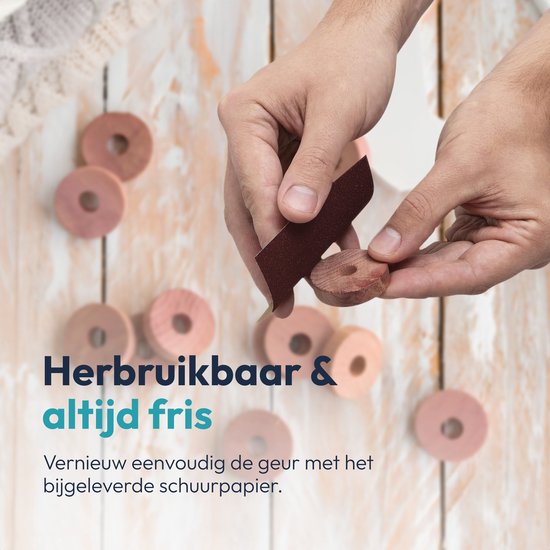 Herbruikbare cederringen worden opgeschuurd met schuurpapier om de geur te vernieuwen.