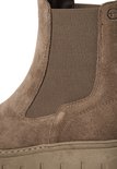 Close-up van bruine suède chelsea boot met naaddetails en elastische inzet.