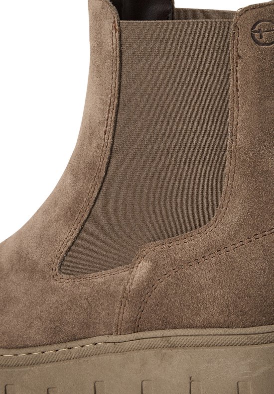 Close-up van bruine suède chelsea boot met naaddetails en elastische inzet.