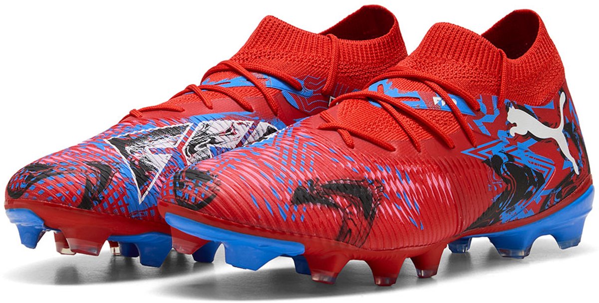 Rode en blauwe Puma Future 8 Match voetbalschoenen met mesh bovenwerk, ontworpen voor creativiteit en stabiliteit. EU 46.