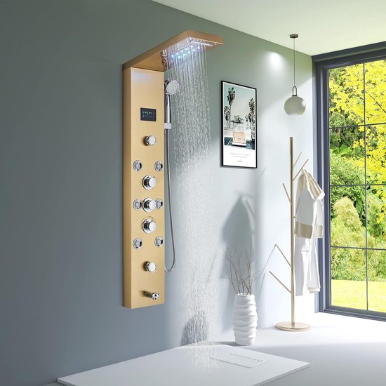 Gouden douchepaneel met LED-douchekop en handdouche in een moderne badkamer met grote raampartij.