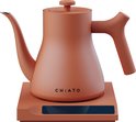 Een 3D-rendering van de terracotta waterkoker met basis. De waterkoker heeft een gebogen tuit en een handvat.