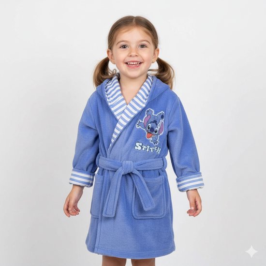 Lachend meisje draagt een lichtblauwe fleece badjas met capuchon en Stitch-applicatie.