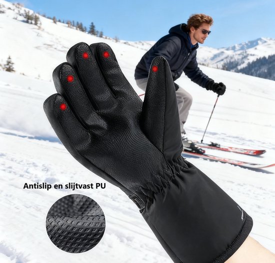 Gedetailleerde opname van de palm van een zwarte handschoen met een "Antislip en slijtvast PU" textuur. Op de achtergrond een skiër.
