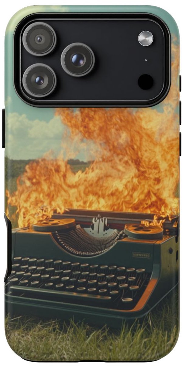 Brandende Typemachine in Groen Veld – Telefoonhoesje Geschikt voor iPhone 17 Pro Max