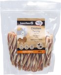 Een doorzichtige zak met daarin 400 gram kip twisters met vis, omwikkeld met vlees.