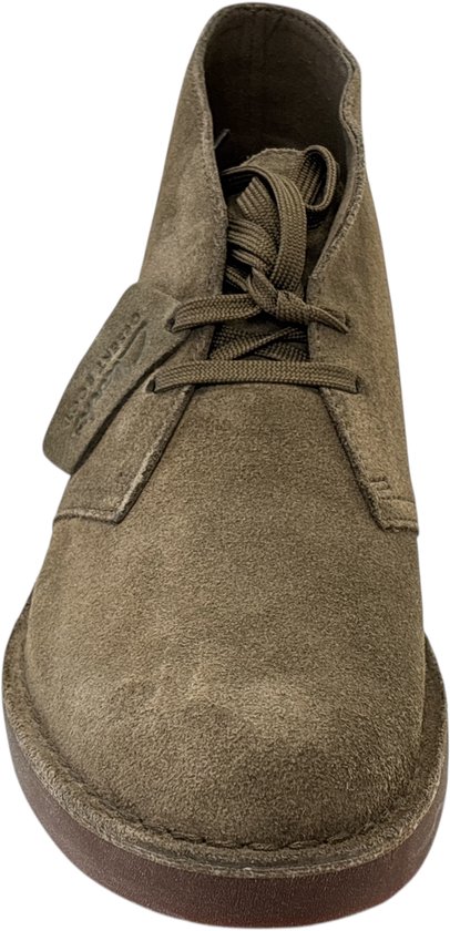 Khaki suède Desert Boot met vetersluiting en leren merkje.