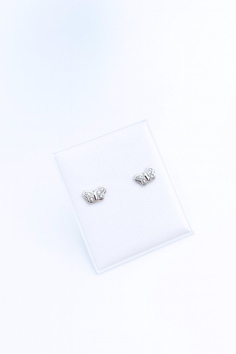 Little Butterfly Oorbellen – 9 Karaat Wittegoud Oorknopjes met Witte Stenen, 4x7mm., incl. Geschenkverpakking